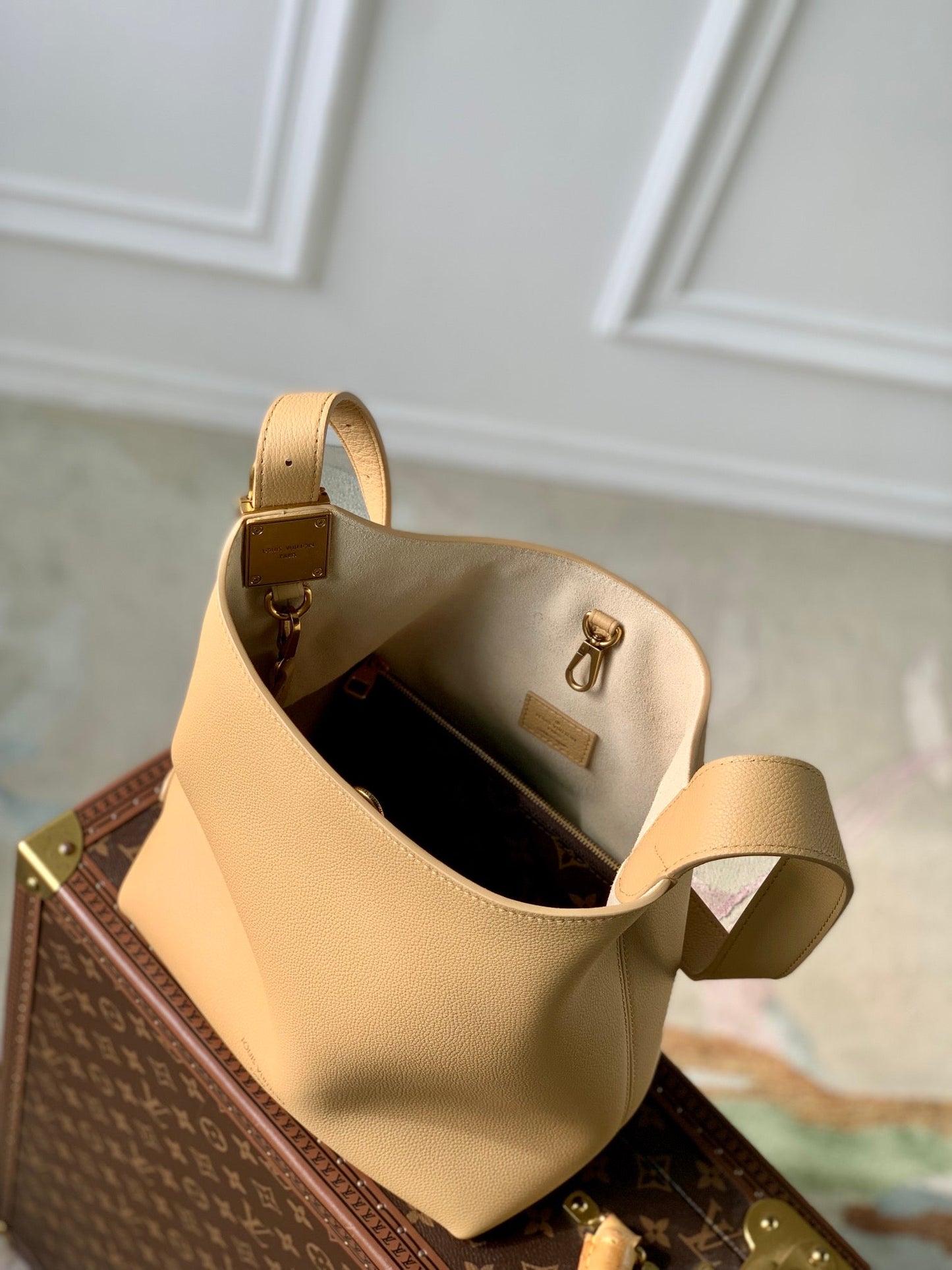 louis vuitton m25353 low key hobo pm apricot
