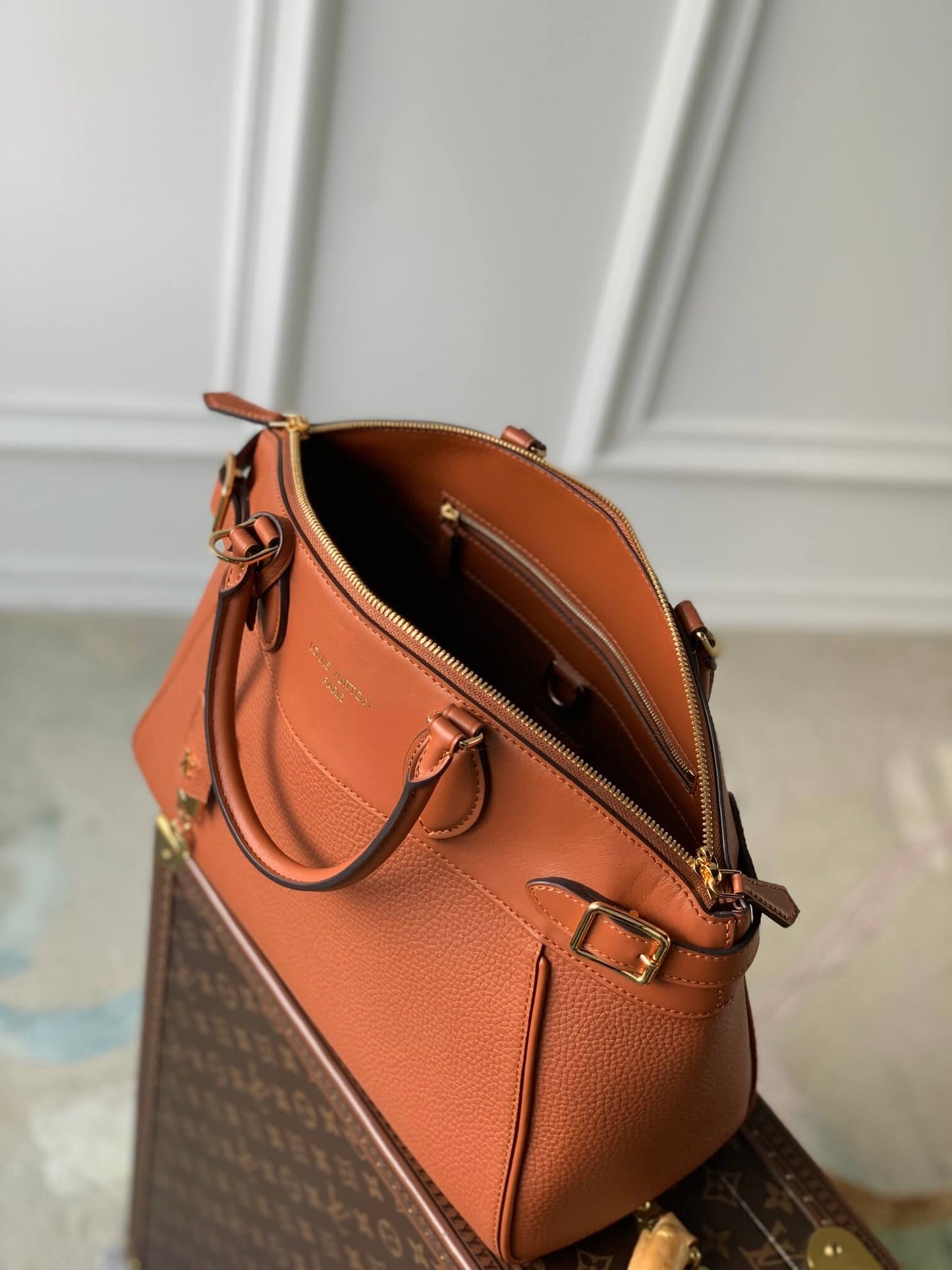 m22914 lock it mm brown handbag