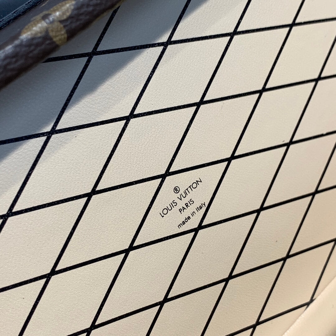 m46120 petite malle east west black monogram 27cm