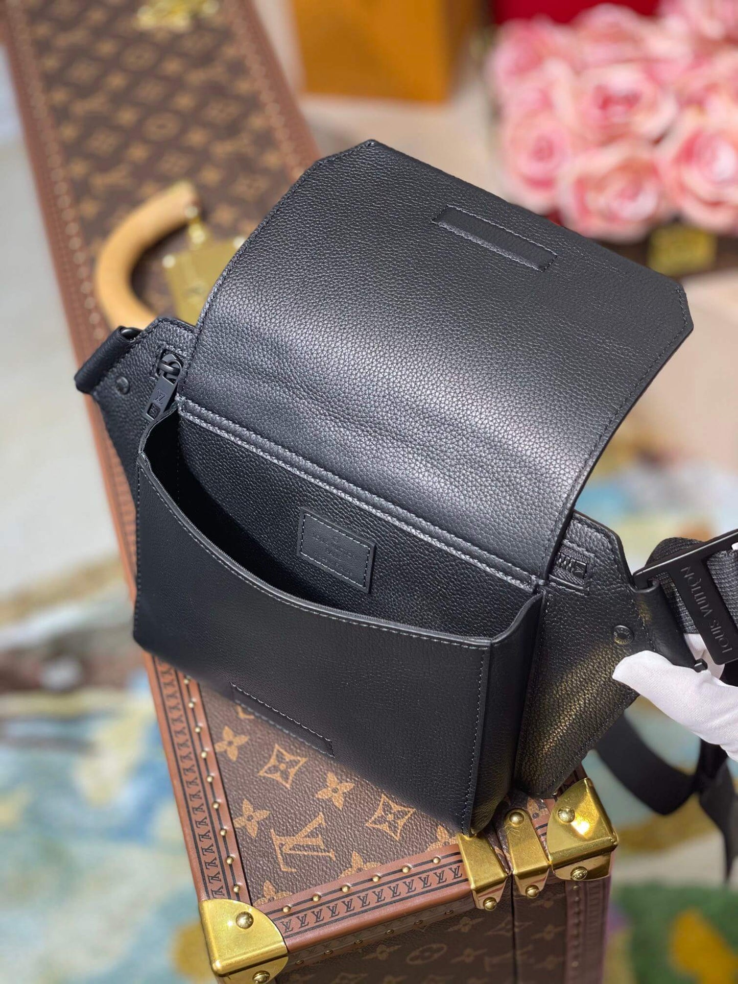 black shoulder bag for men