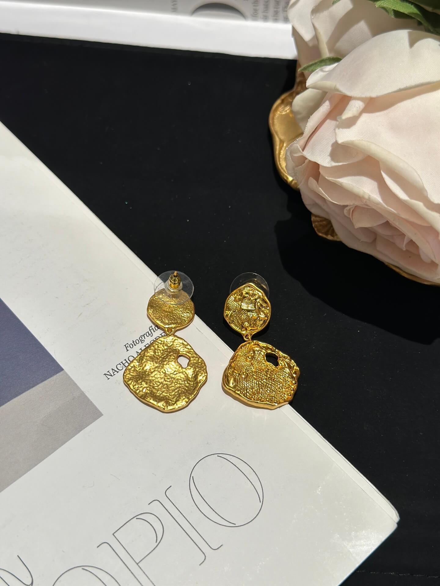 new advanced versatile gold textured curved earrings ehc31