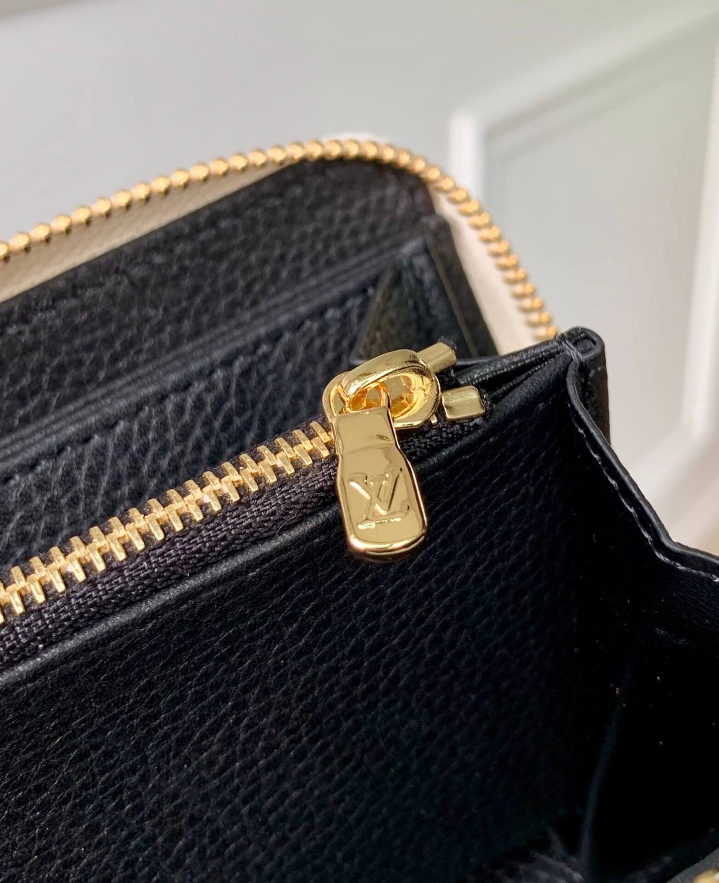 zippy wallet m81141 white embroidery