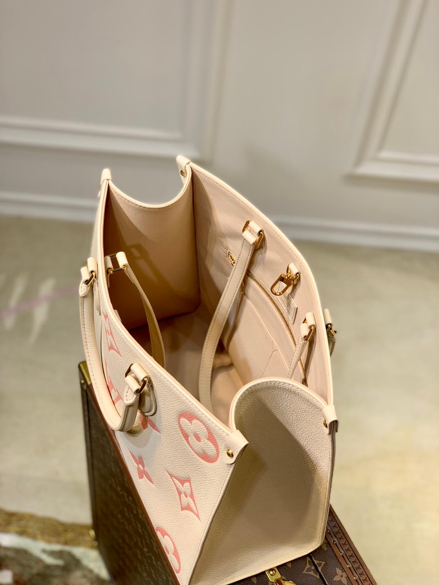 m21575 onthego mm monogram empreinte leather apricot 35cm