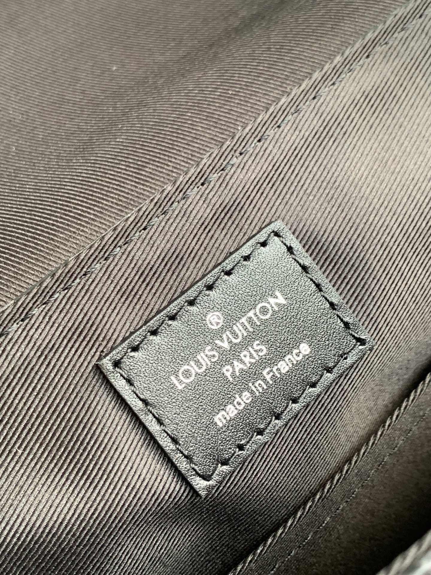 m46255 district monogram messenger bag 25cm black