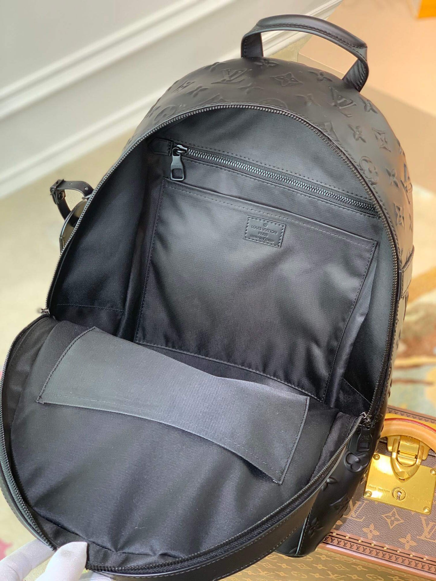 m57959 armand monogram seal 31cm black