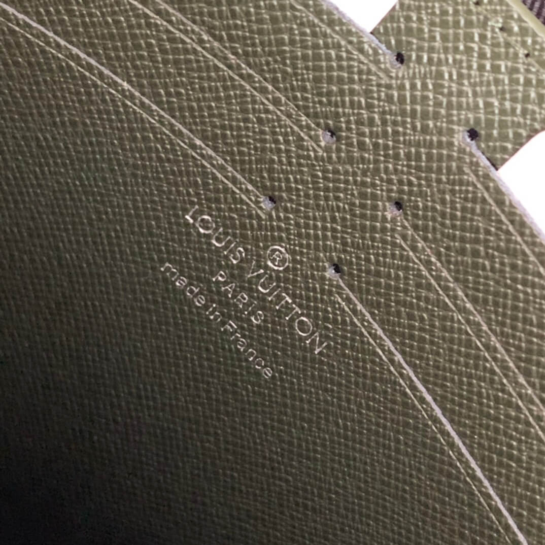 m81556 pochette voyage taiga green man bag 27cm