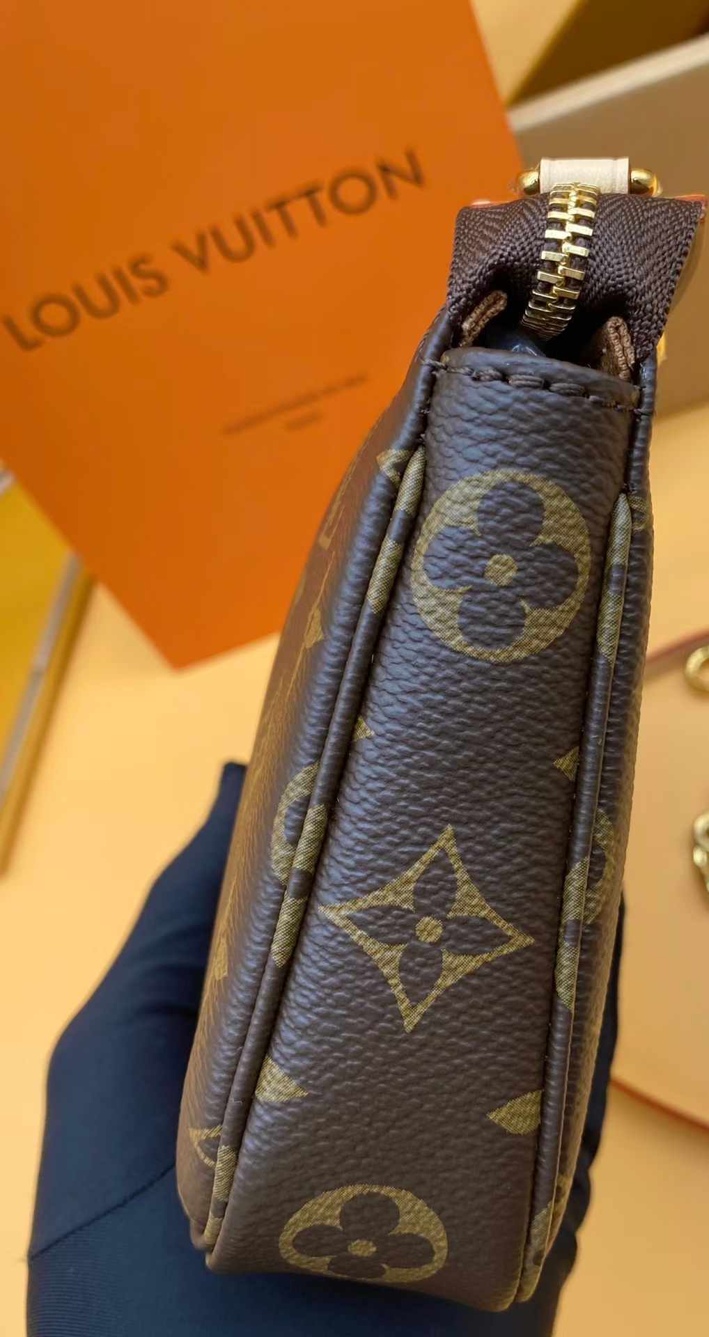 m82766 small sling bag