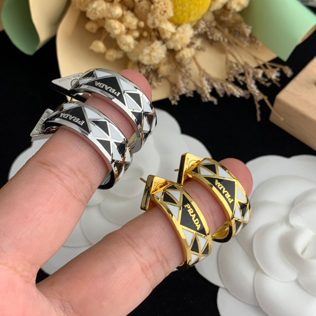 new trendy black and white checkerboard triangle enamel black and white block color earrings eha132