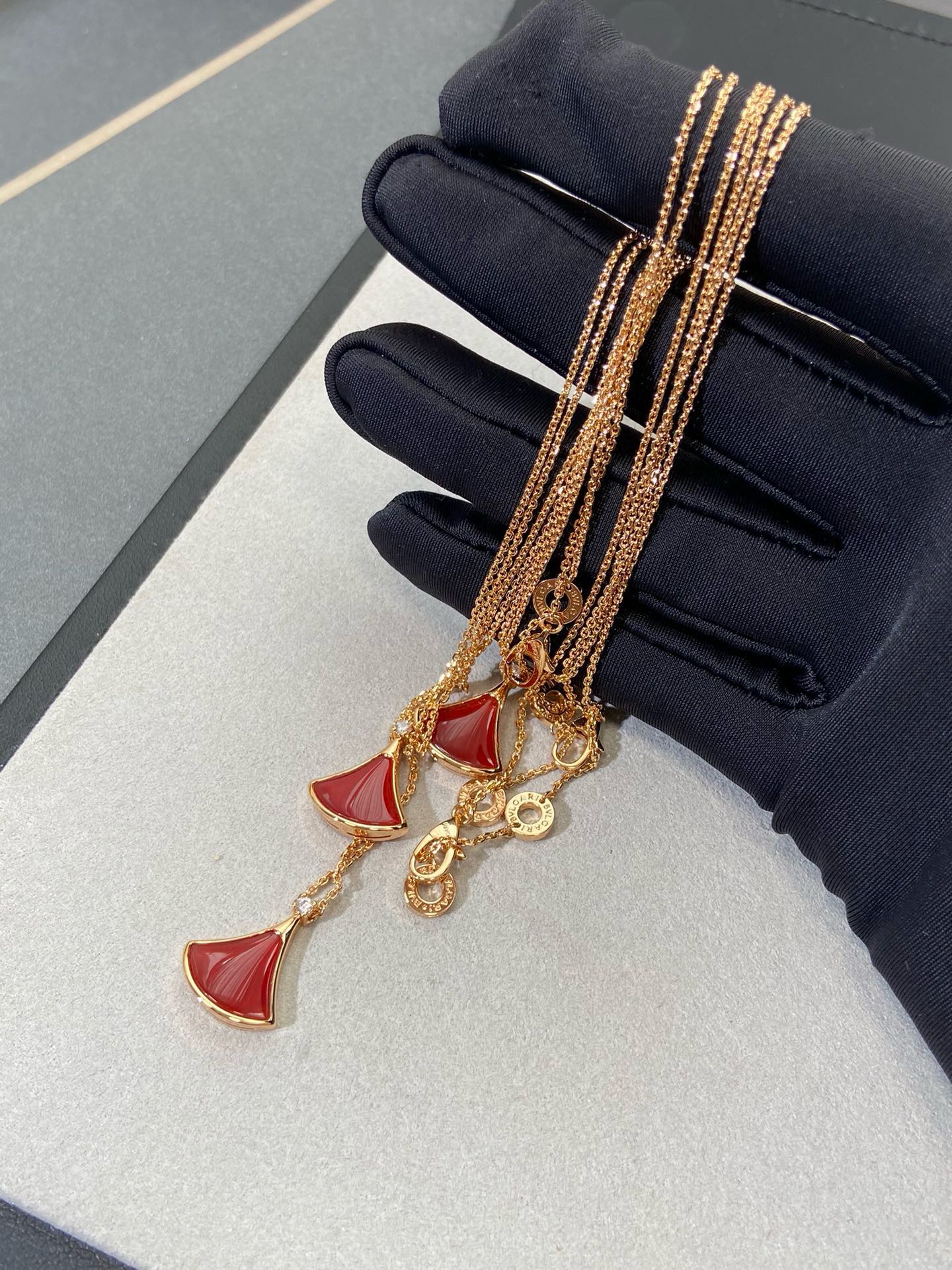 fashionable womens fan shaped white fritillaria red agate collar necklace xla108