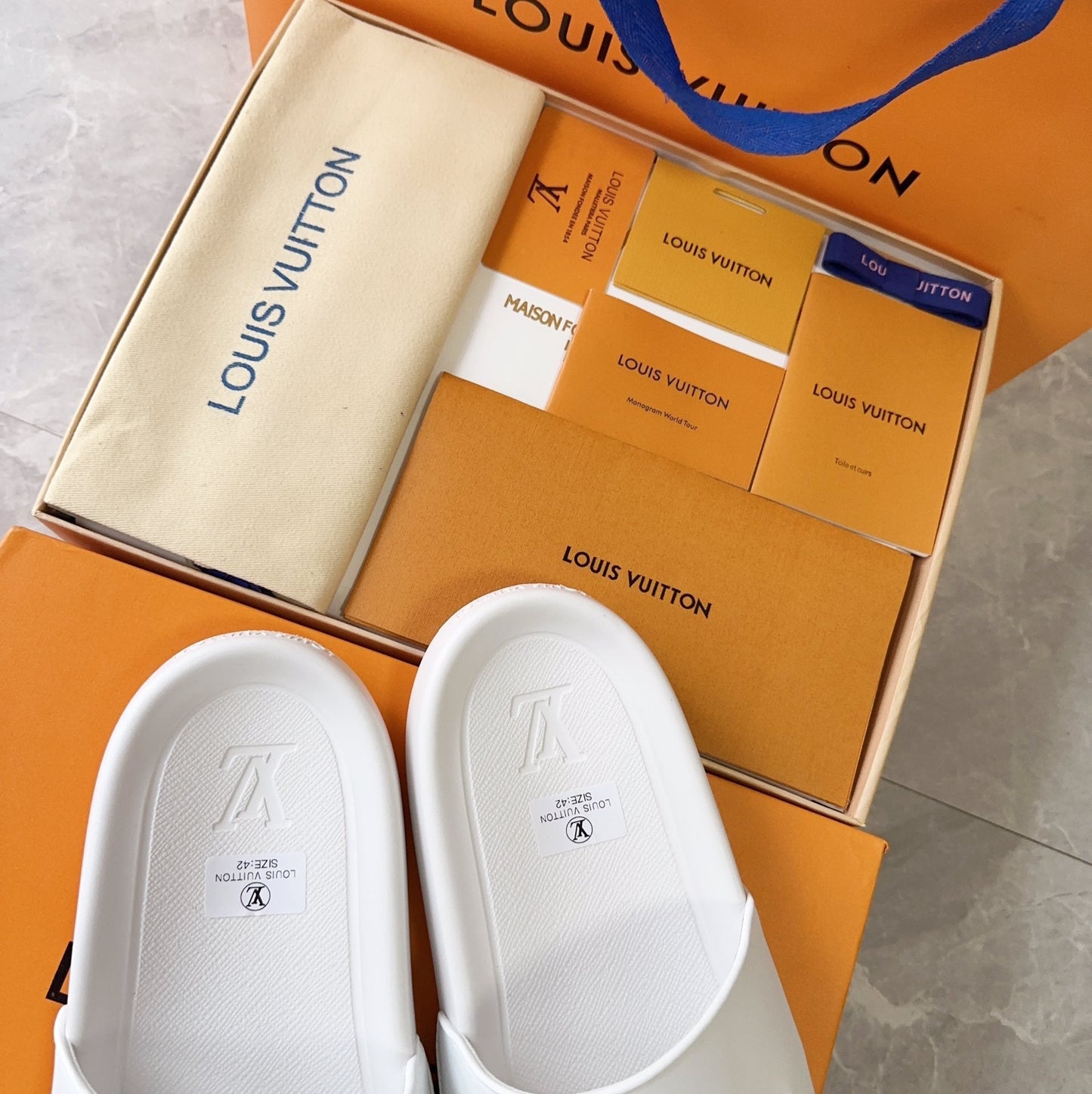 wearing a one line drag toe exposed mens white chubby sandals xzh187