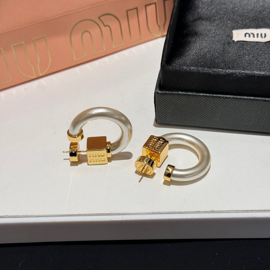 spicy girl m letter decorated resin glass milk white earrings ehc49