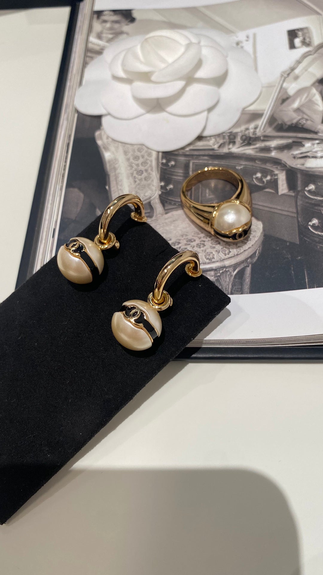 black and white dual color pearl ball gold ring ehc53