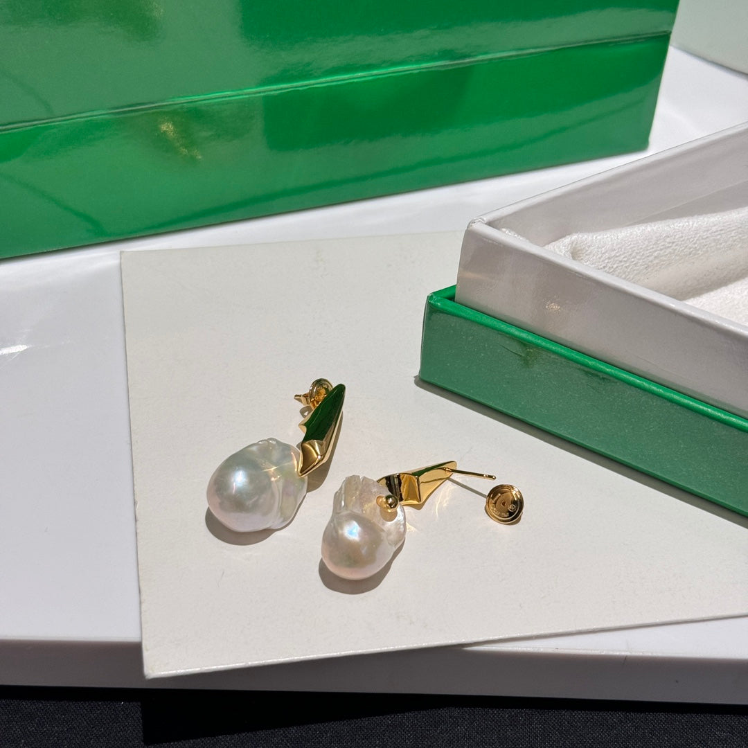 large pearl gold polished earrings ehc55