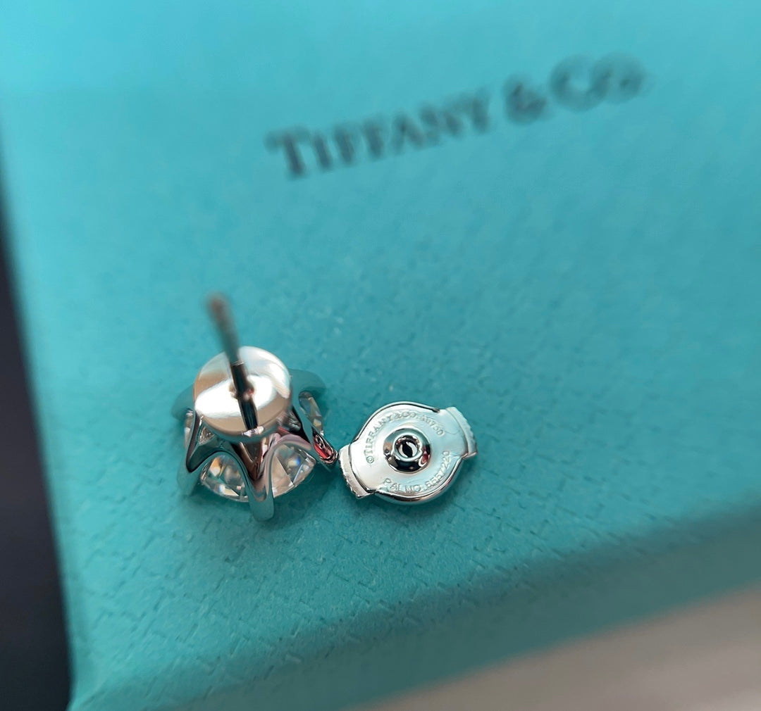 18k platinum six claw diamond earrings ehc72