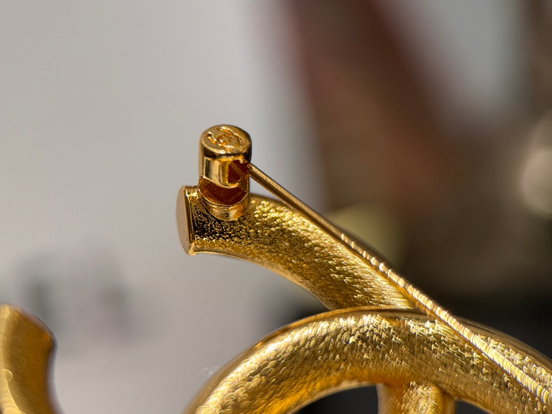 24p black and white enamel relief double c brooch xzc12