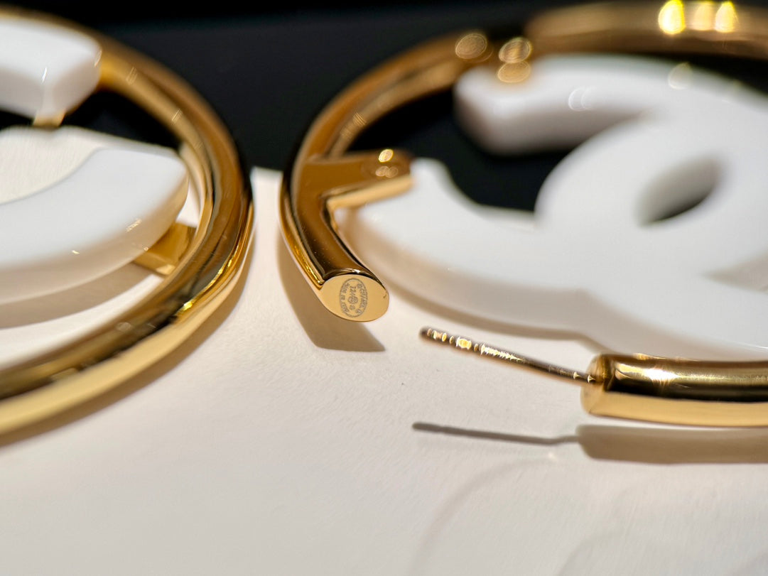 24s hollow round frame double c white large earrings ehc80