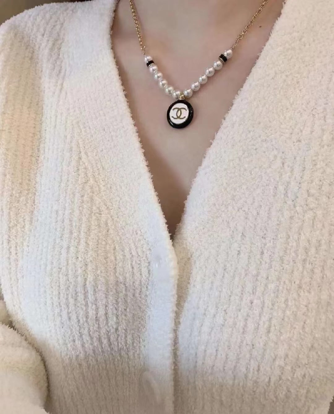 24p new vintage black and white enamel gold double c button pearl necklace xlc97