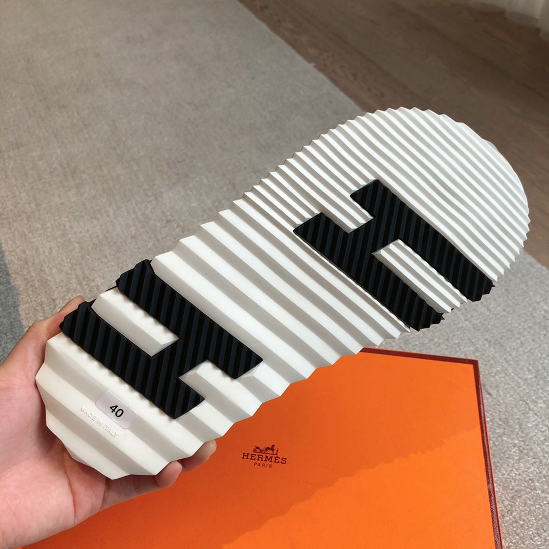 couple style cross sandals with one foot on exposed toe white slippers xzh228