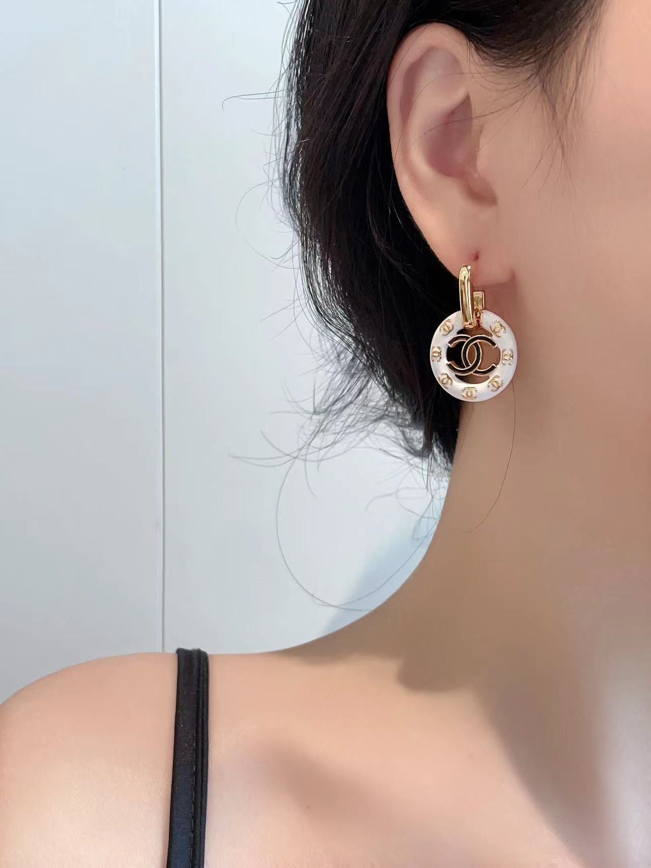 24p black and white double c gold earrings eha207