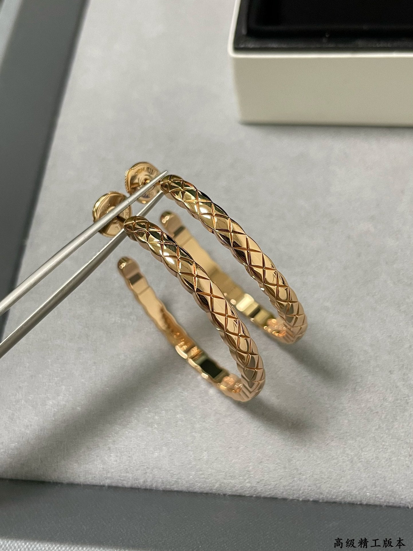 cha large diamond grid smooth earrings eha334