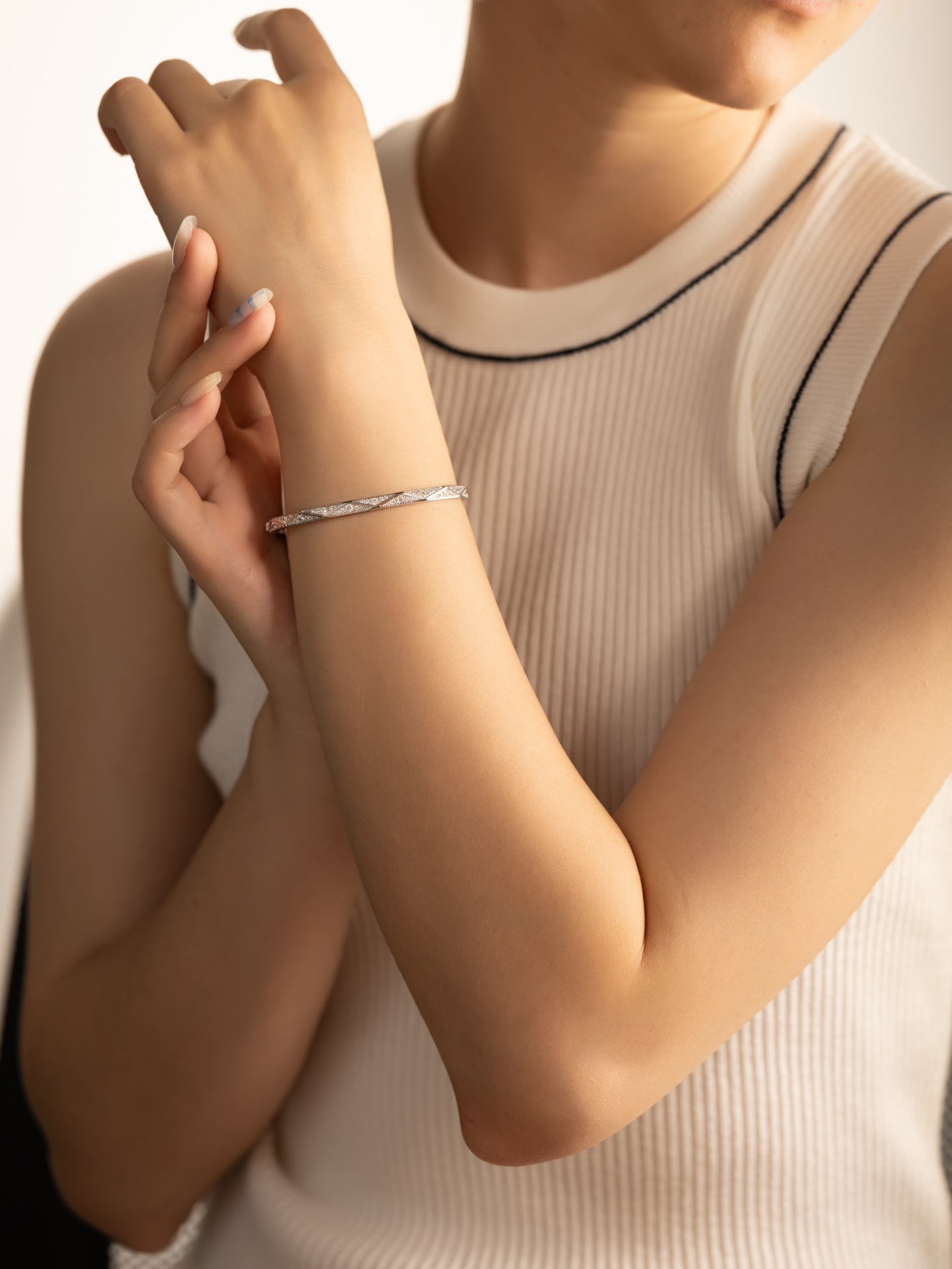 half diamond diamond grid white gold bracelet with inlaid design sla86