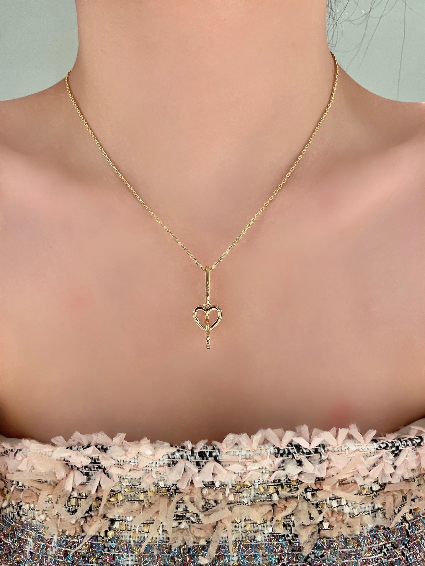 golden three dimensional arc de triomphe necklace xla193
