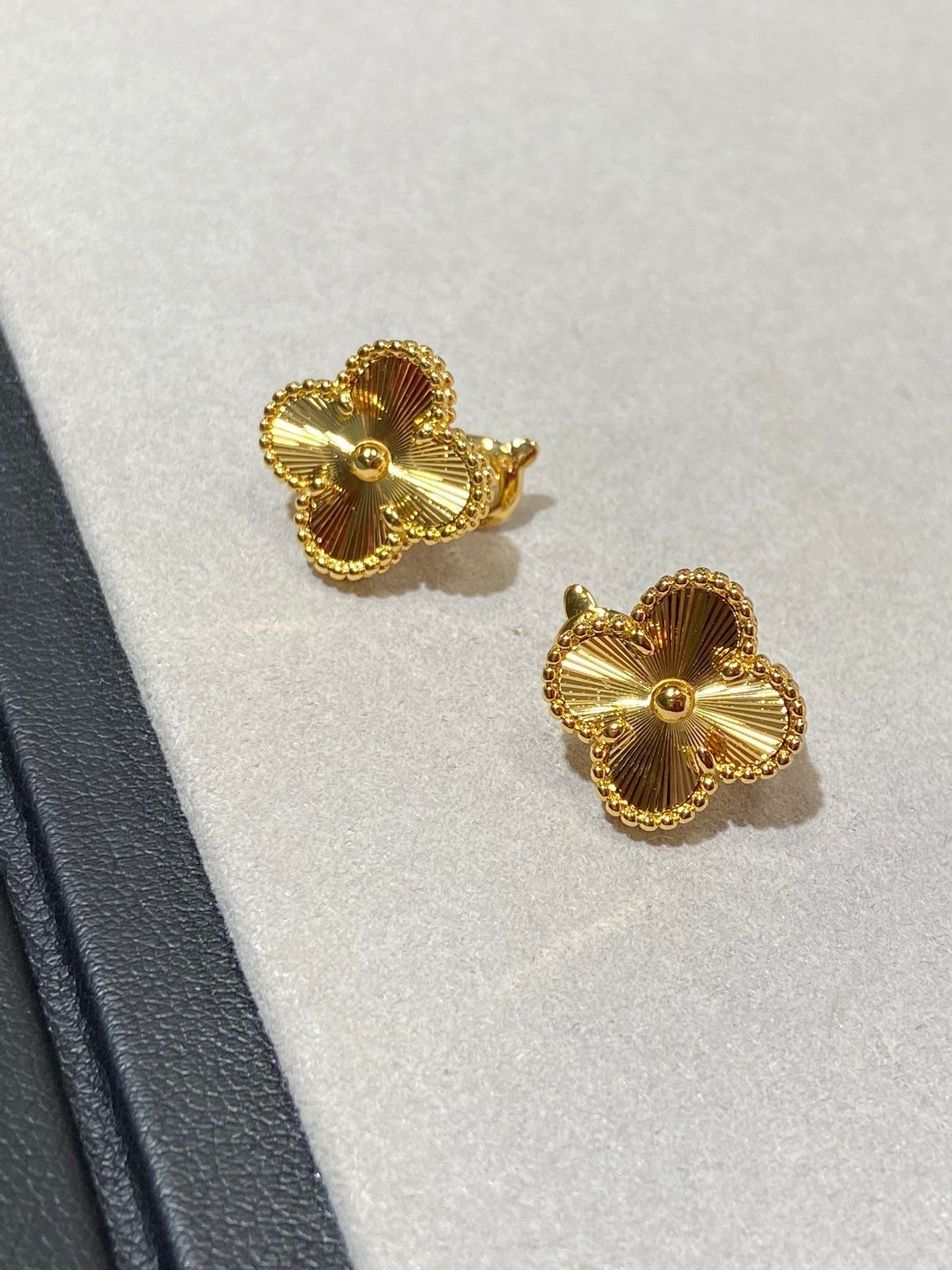 vca golden clover laser earrings eha300