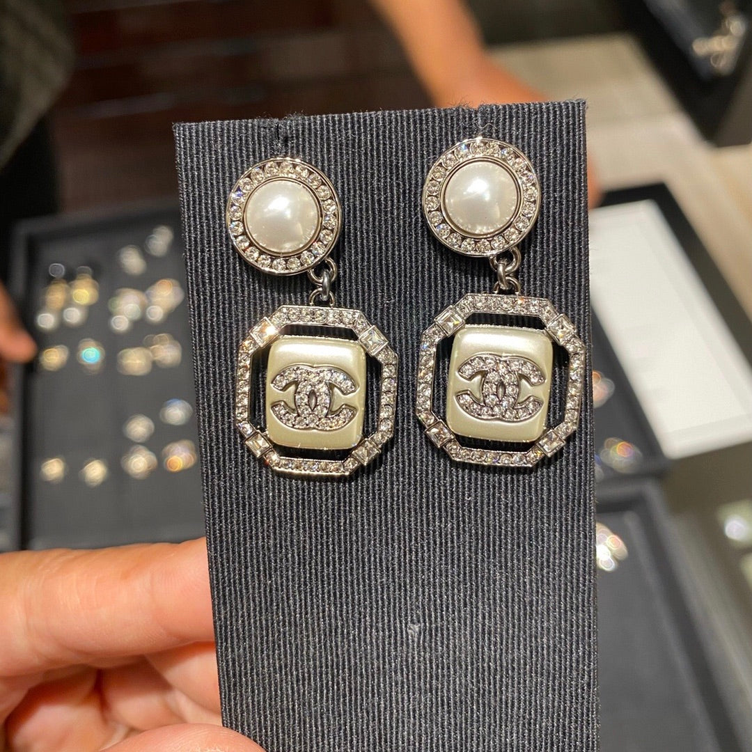 cha double c pearl square earrings eha322