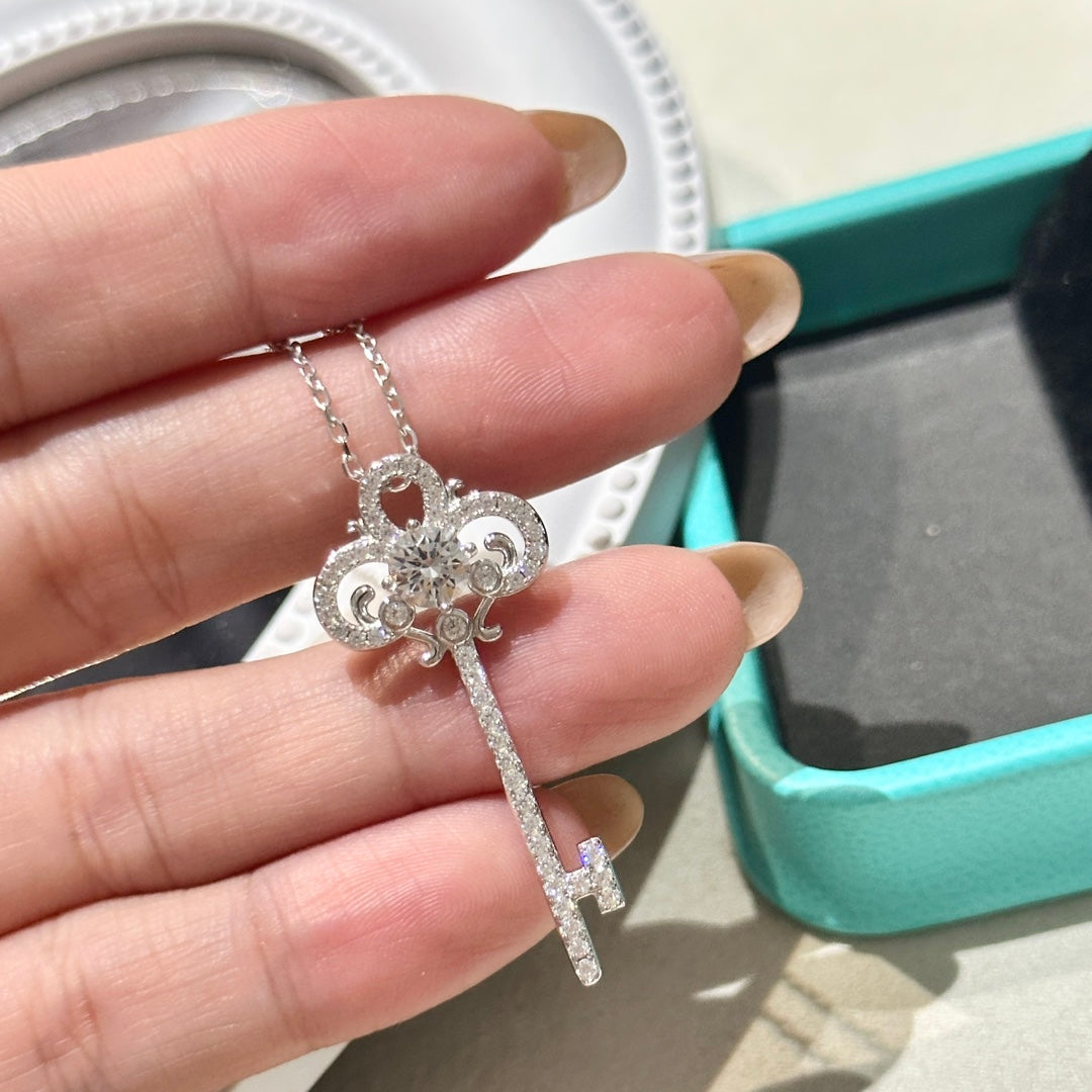 t 18k white gold key necklace xla317