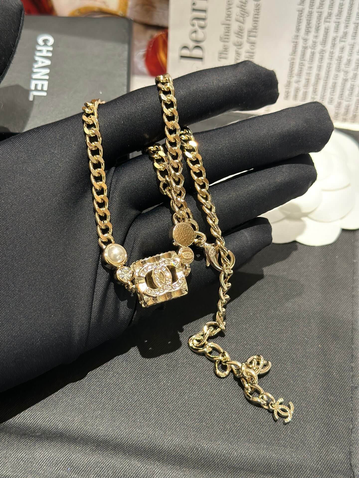 2023 new fashion hollow cube diamond neckchain xlc11