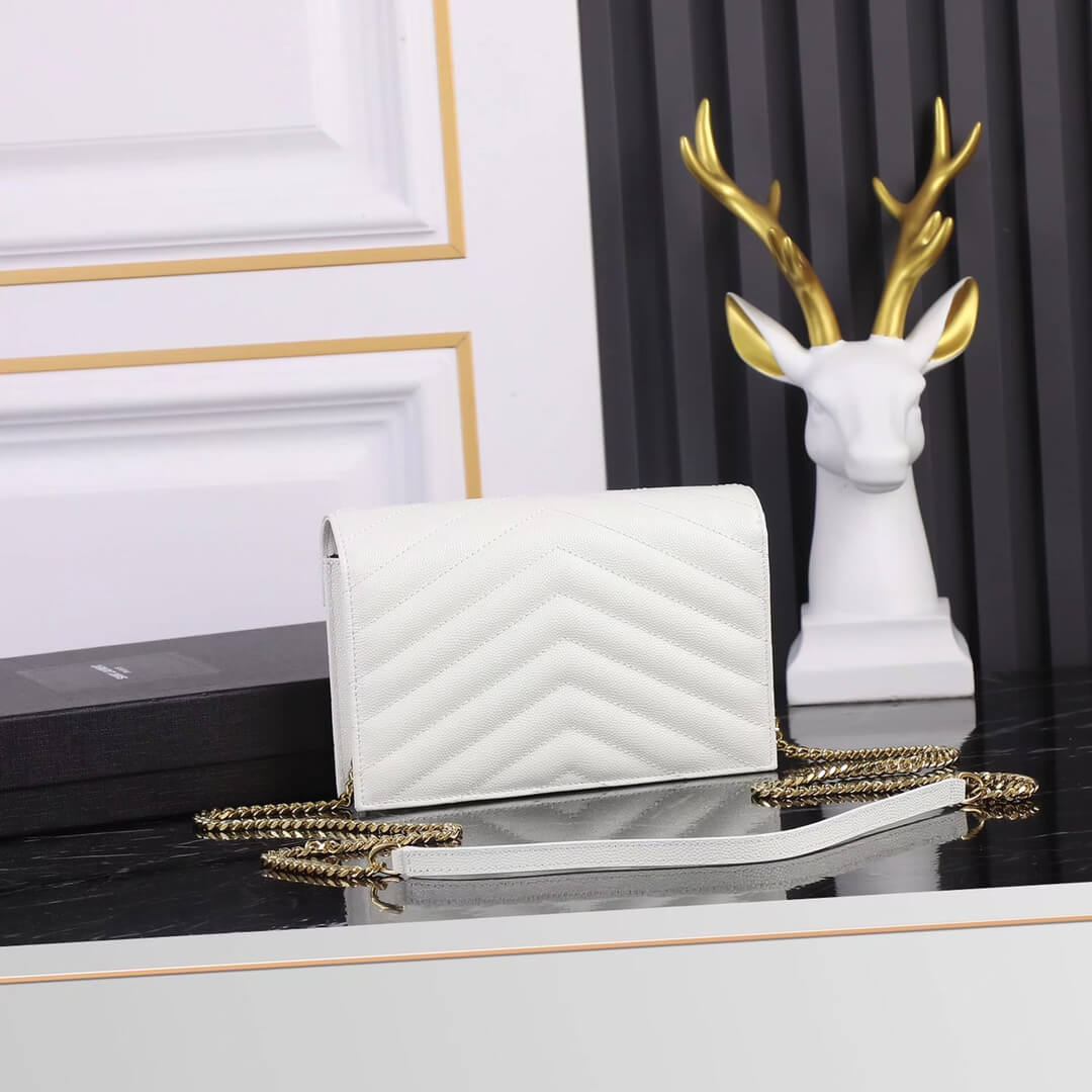 white shoulder  bag gold chain