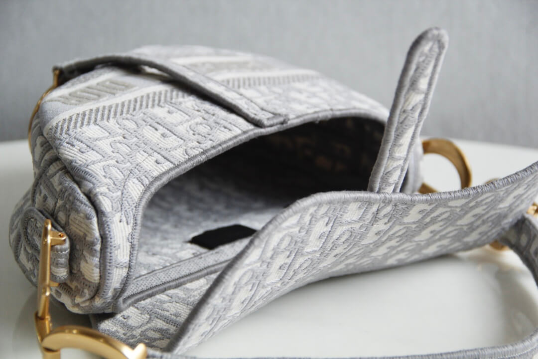 6815 saddle bag 25 5cm embroidery grey white