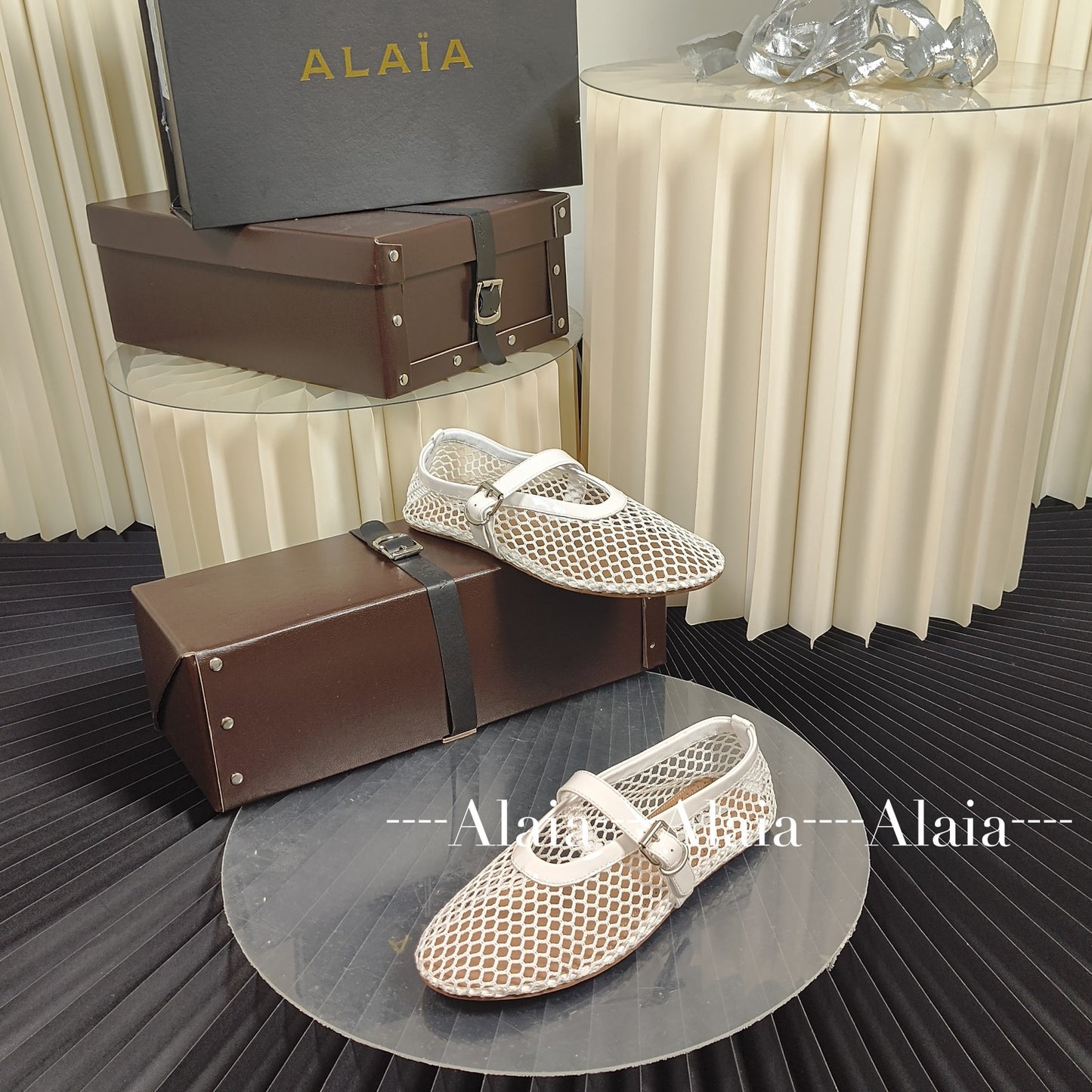 Alaia's Hot Selling Flat Shoes A2604151 white