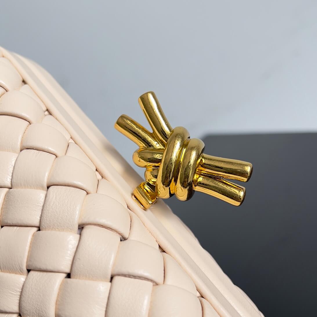 bv knot clutch bag 717622 prismatic apricot