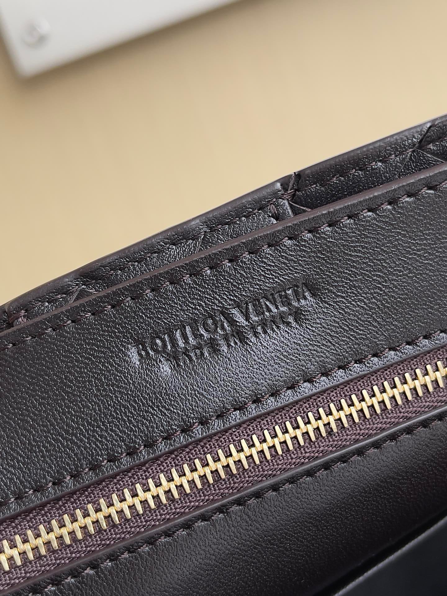 BV Small Andiamo Handbag Dark Brown Fondant 743568