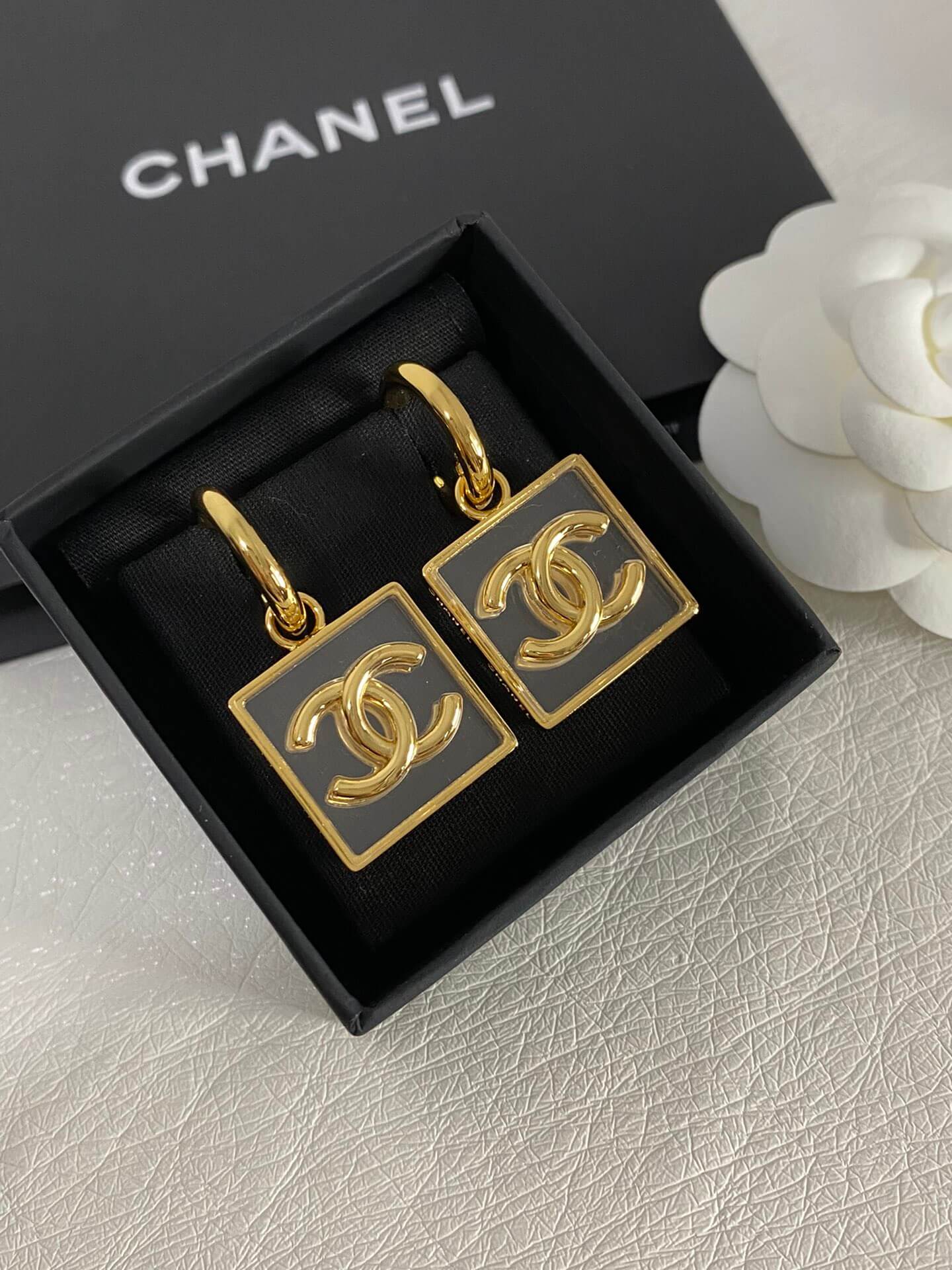 cha 23s transparent acrylic square earrings
