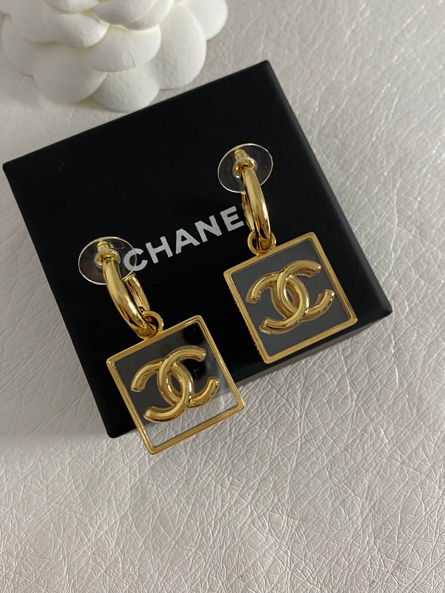 cha 23s transparent acrylic square earrings