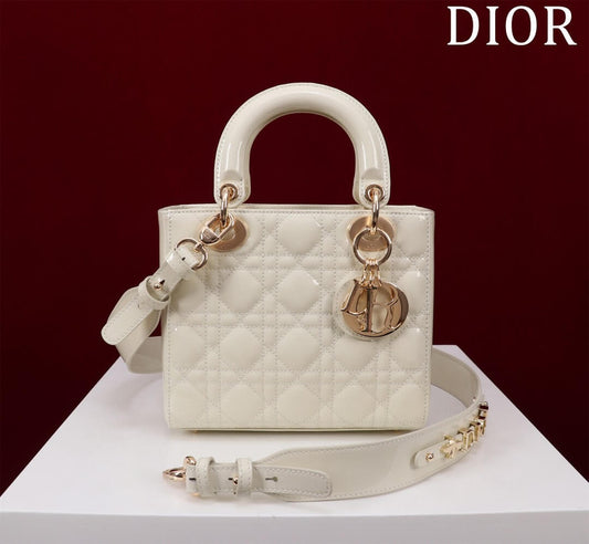 DO lady classic handbag Lacquer leather 8878 white