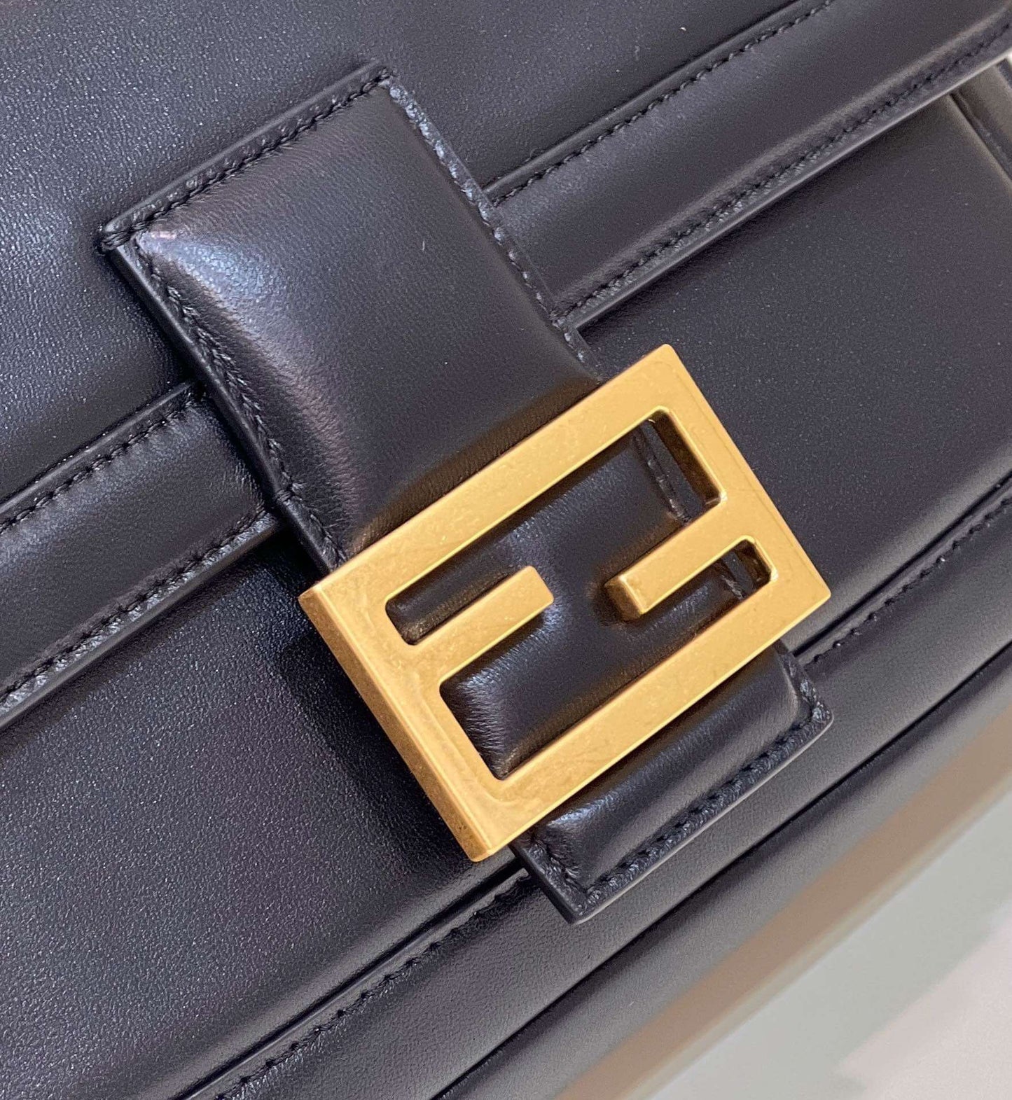 fd look baguette chain bag plain pattern leather black 70220