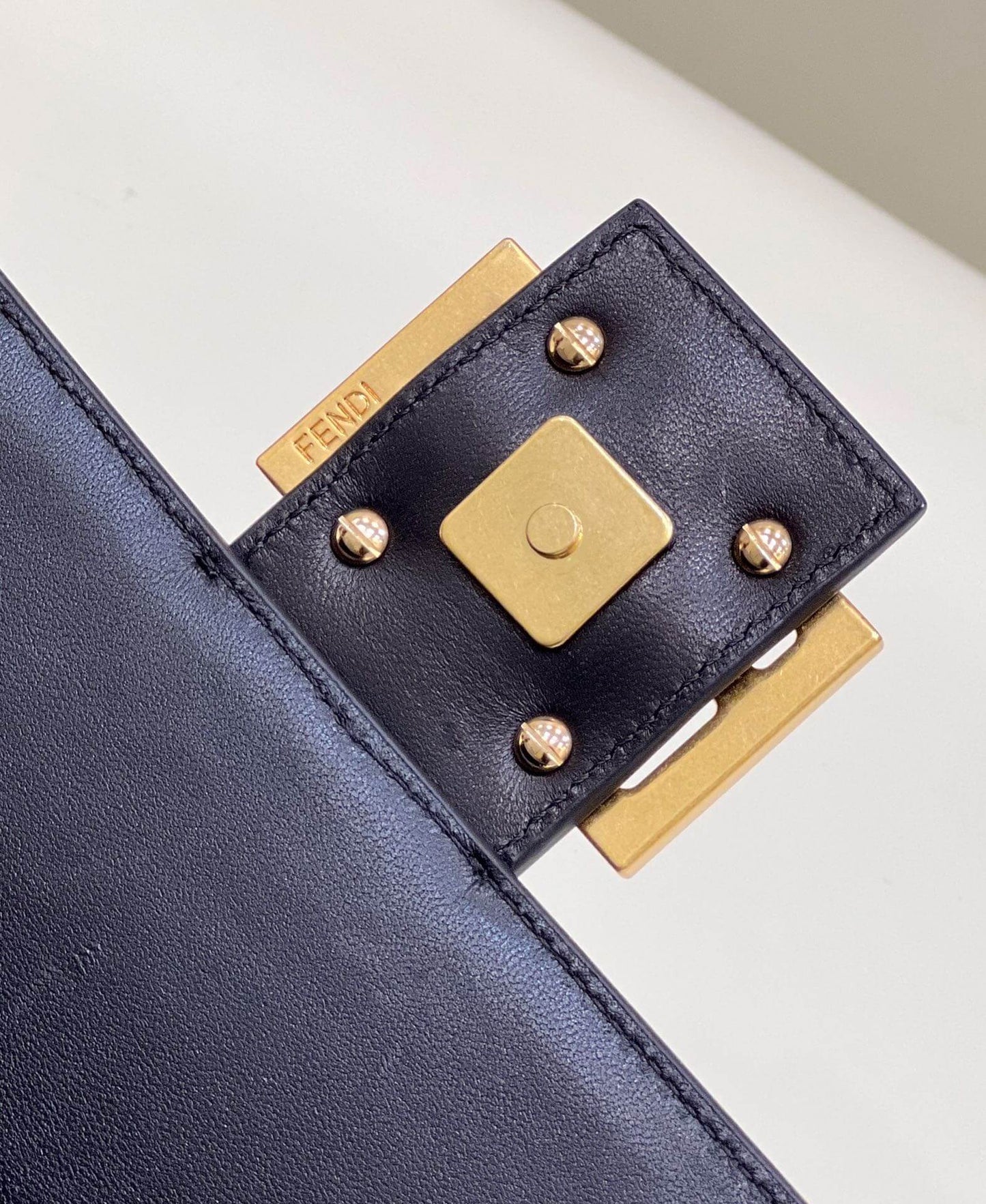 fd look baguette chain bag plain pattern leather black 70220