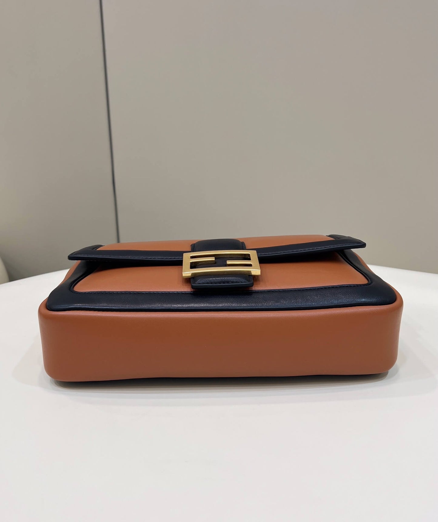 fd look baguette chain bag plain pattern leather black with brown 70220