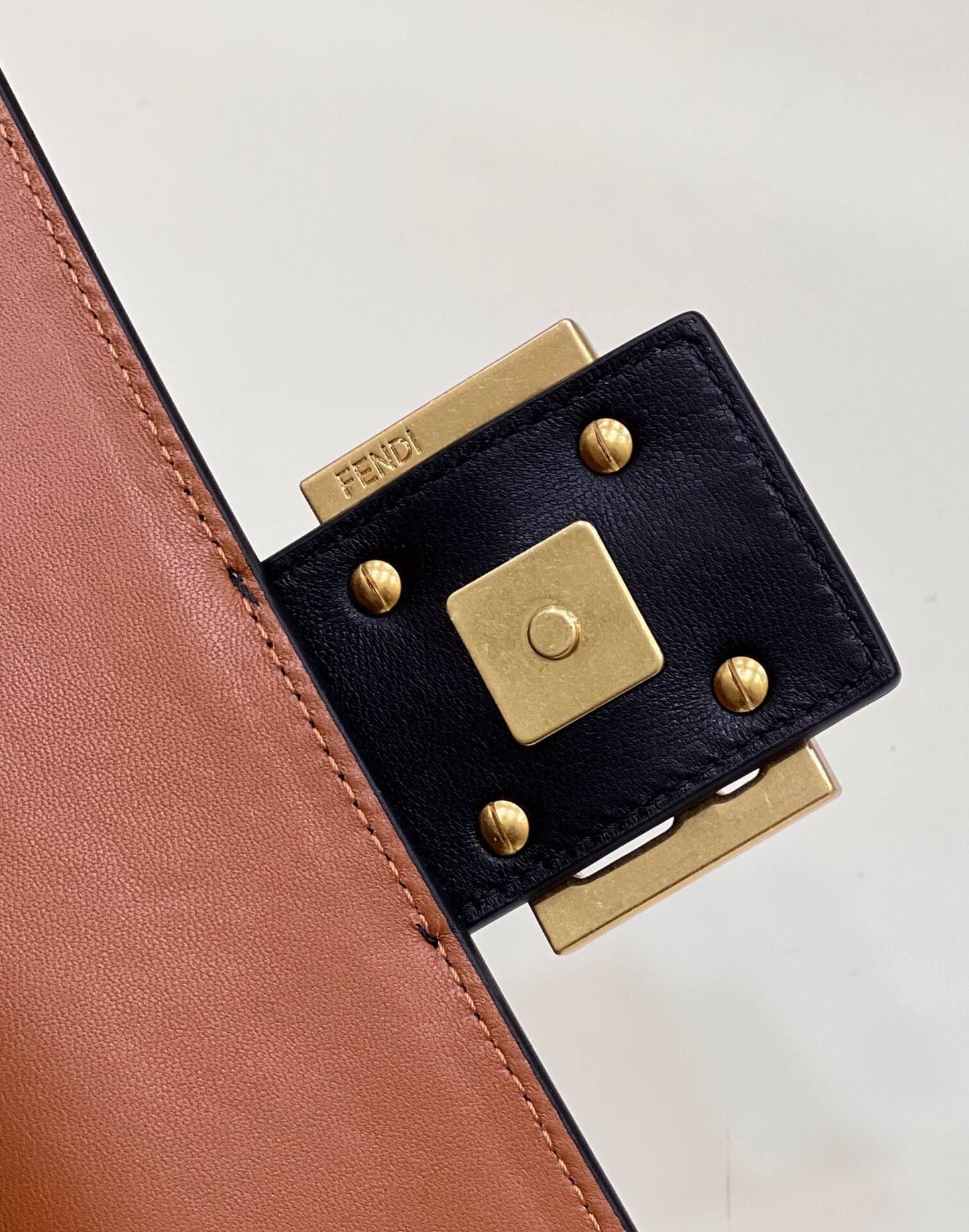 fd look baguette chain bag plain pattern leather black with brown 70220