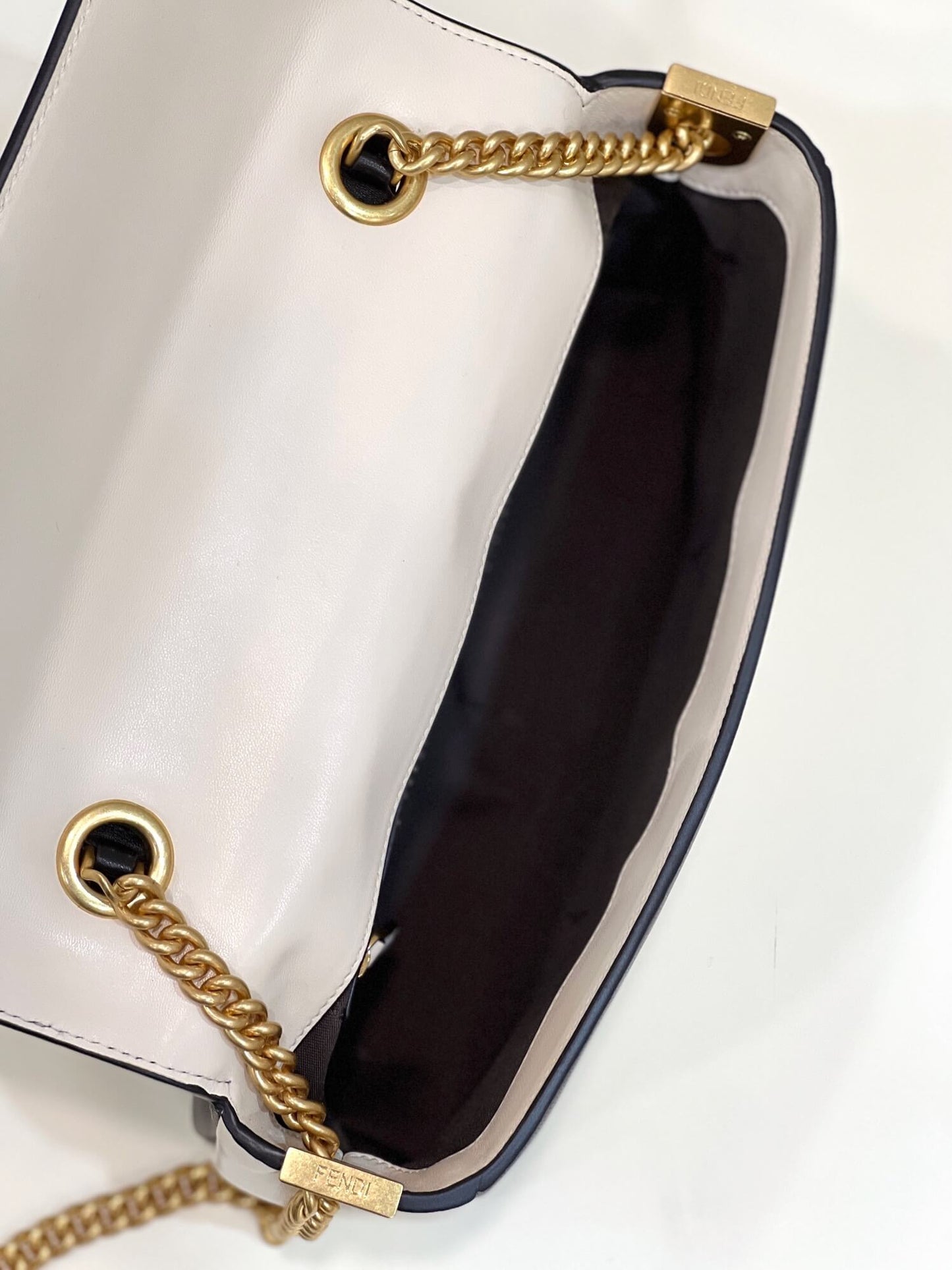 fd look baguette chain bag plain pattern leather black with white 70220