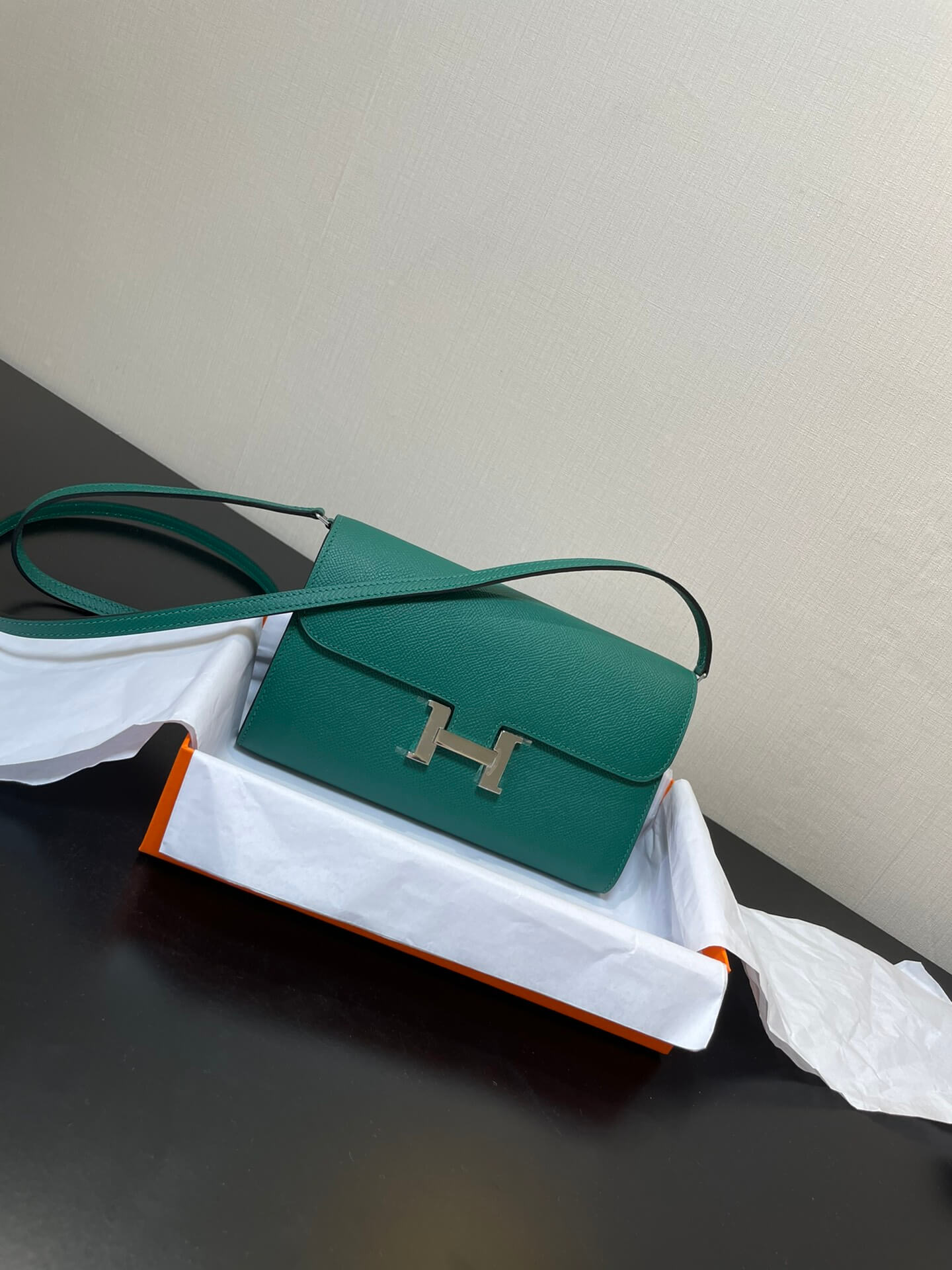 HM Constance to go silver blackish green Epsom Crossbody bag E7098875