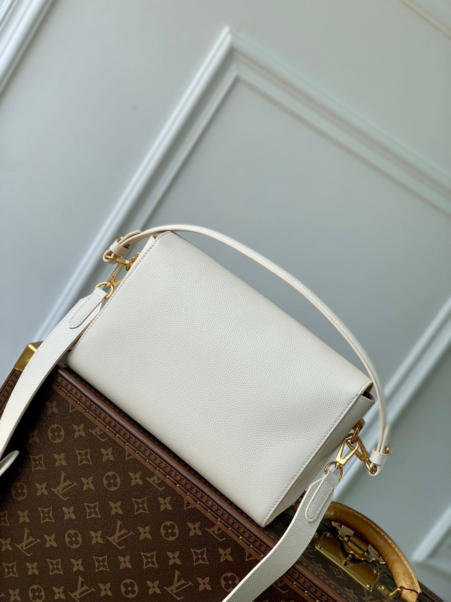 LV M25359 Soft Twist White HandBag