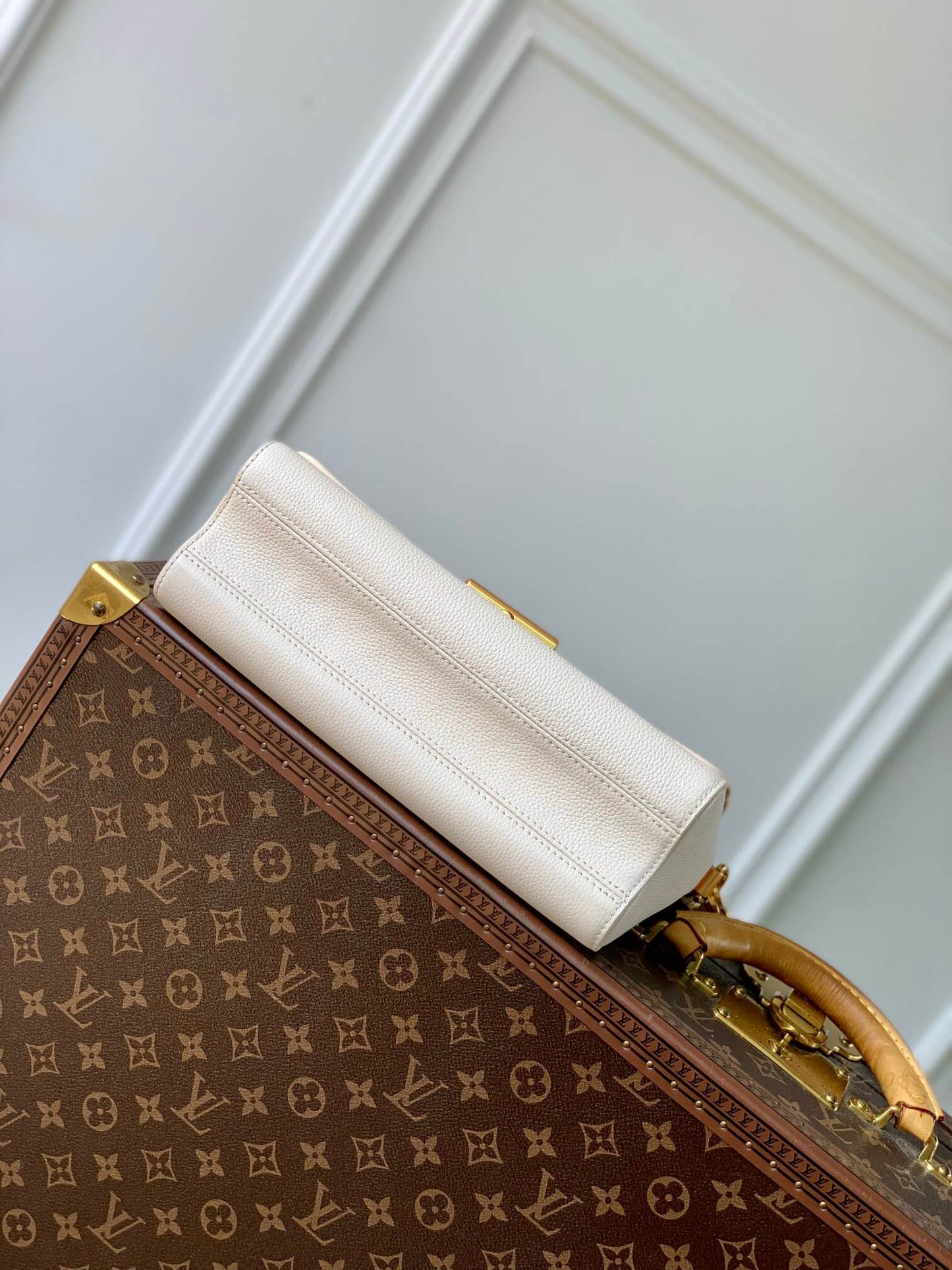 LV M25359 Soft Twist White HandBag