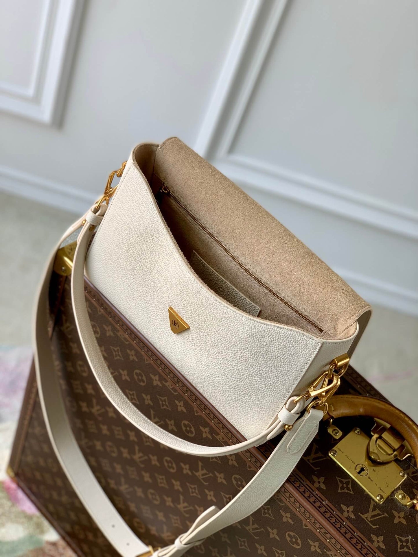 LV M25359 Soft Twist White HandBag