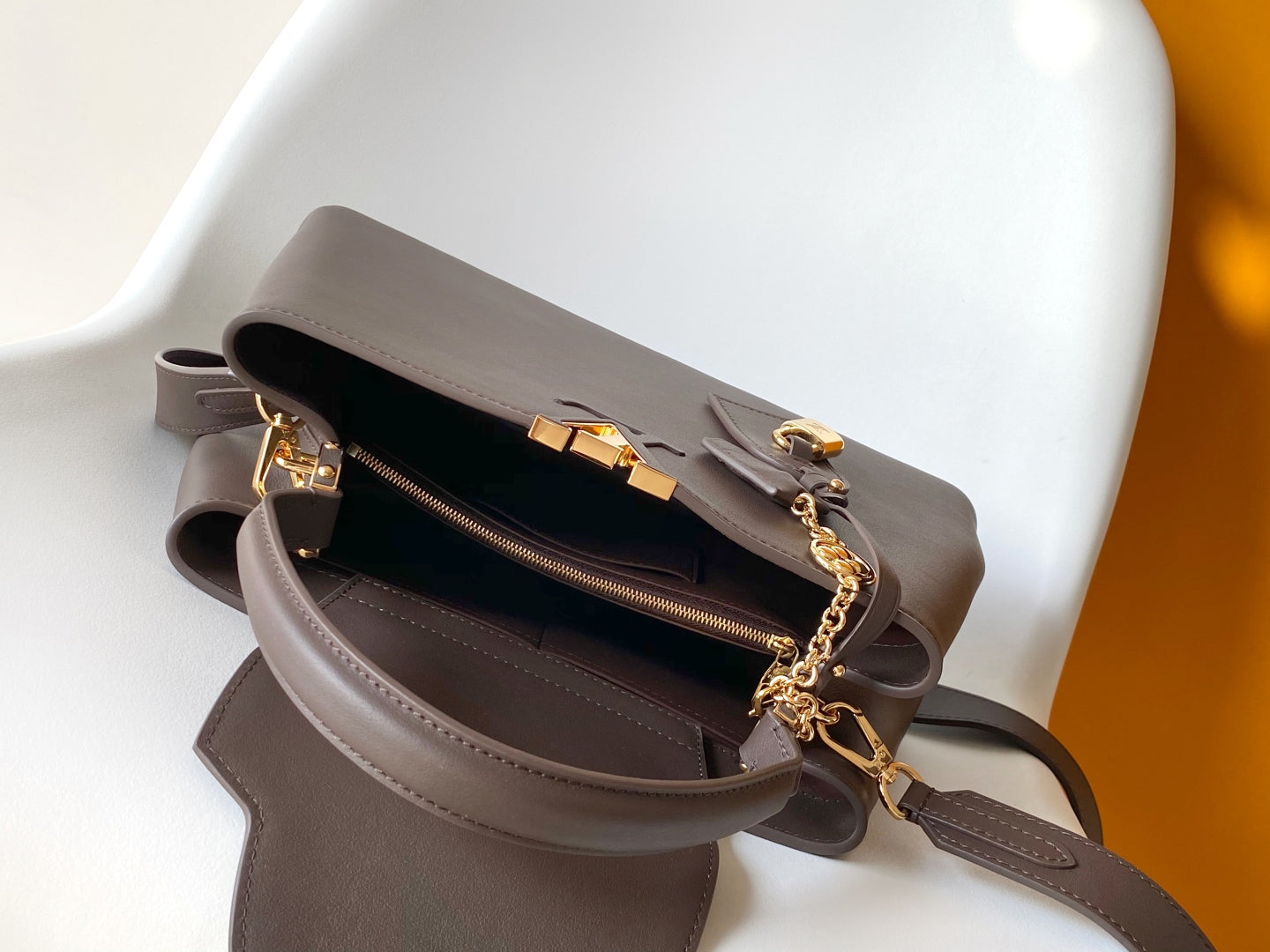 M12927 Capucines Souple handbag Chocolate brown