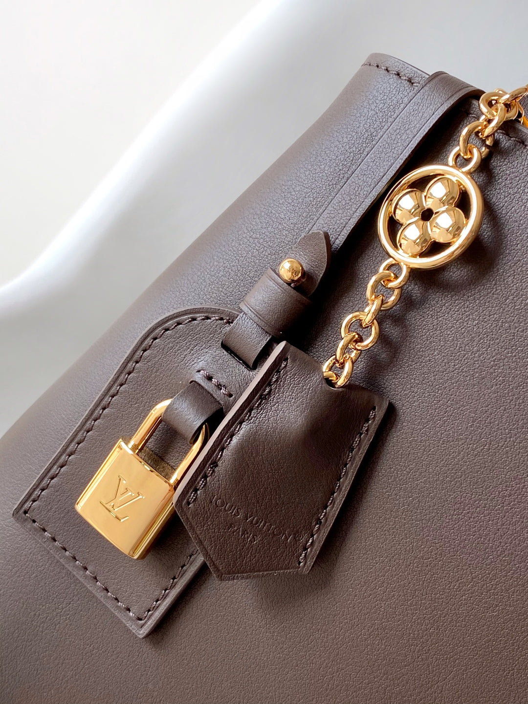 M12927 Capucines Souple handbag Chocolate brown