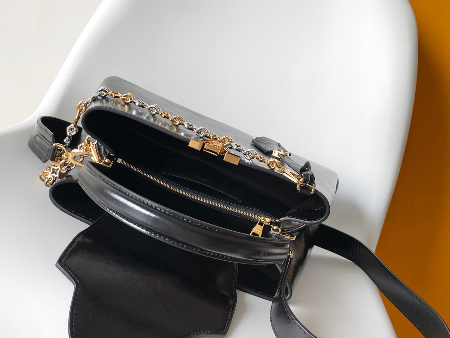 M12927 Capucines Souple handbag Black